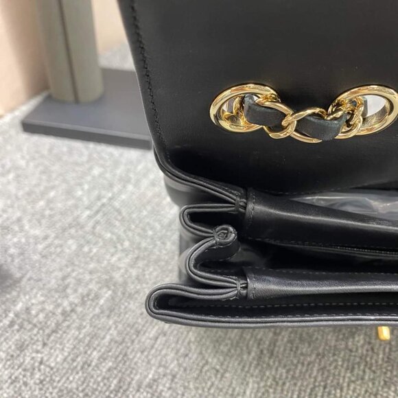 100% Authentic CHANEL Leather Shoulder Bag - Picture 14 of 14